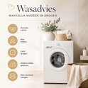Witte wasmachine in een badkamer, met manden met witte handdoeken. Tekst: Wasadvies.