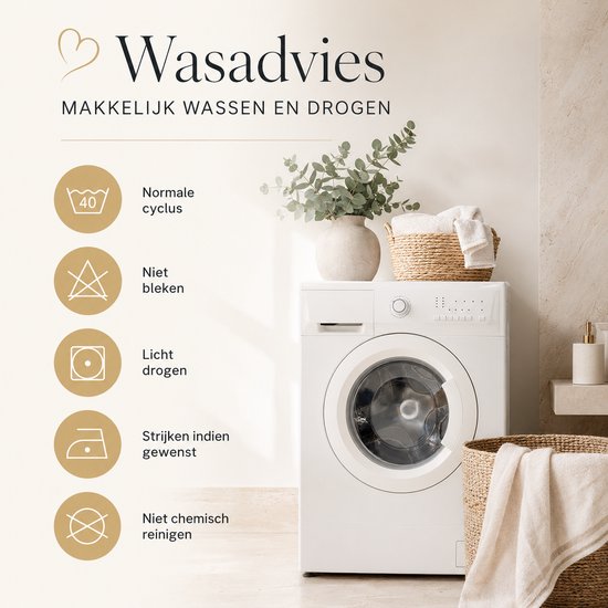 Witte wasmachine in een badkamer, met manden met witte handdoeken. Tekst: Wasadvies.