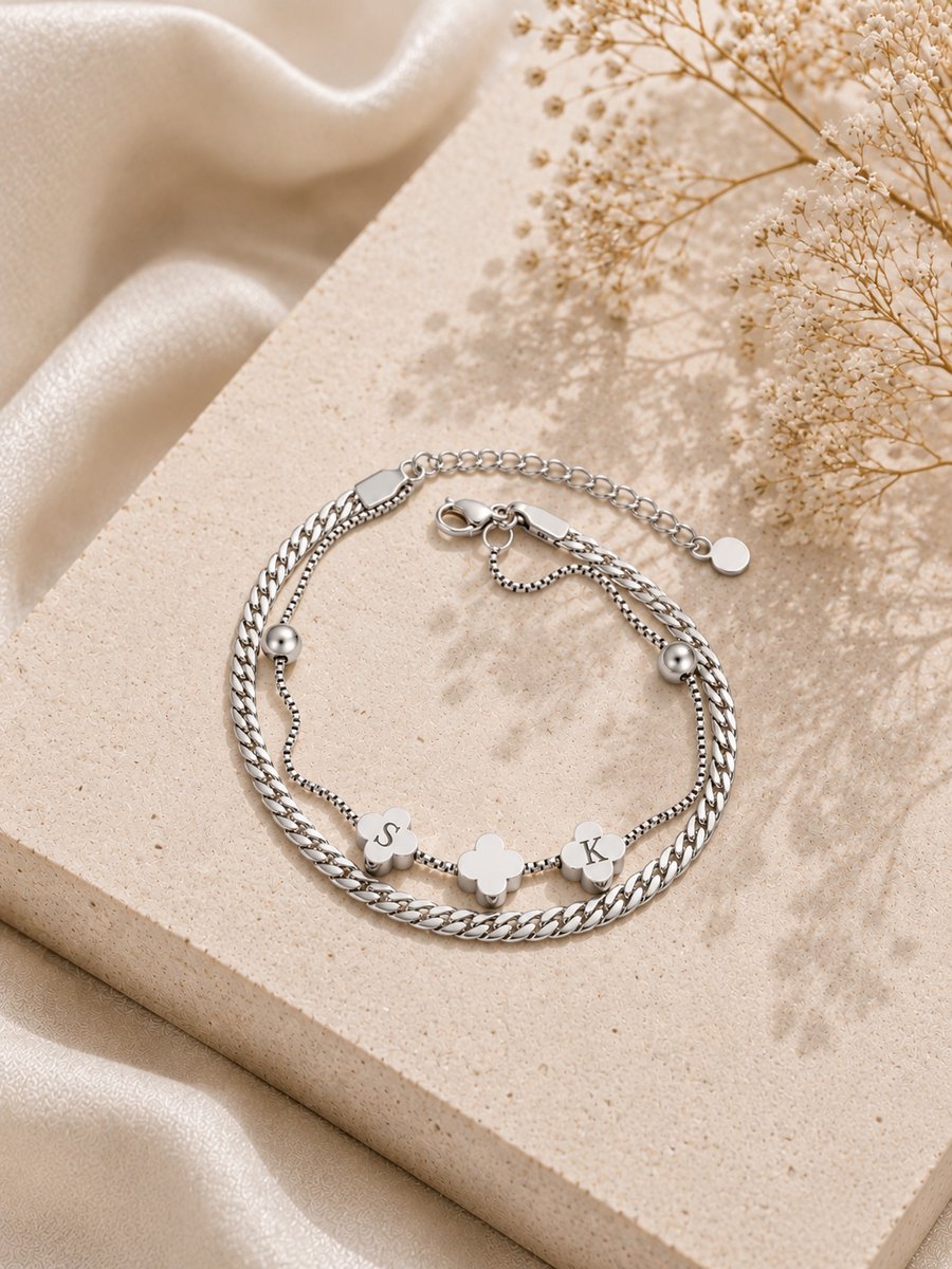 Armband Nola zilver gepersonaliseerd sieraad met initialen gegraveerd, leuk persoonlijk cadeau voor moeder, vrouw of vriendin.