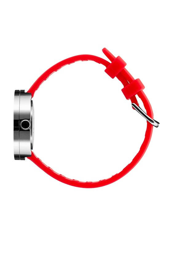 Zijaanzicht van een rood horloge met ronde wijzerplaat, zilverkleurige kast en rode band.