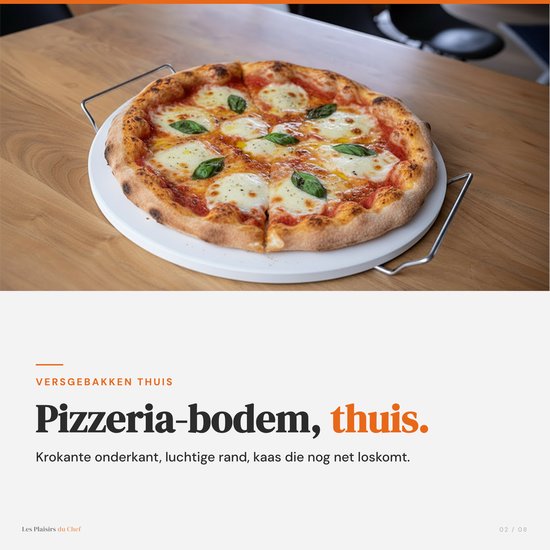 Grote Margherita pizza met gesmolten mozzarella en basilicumblaadjes op een witte steen.