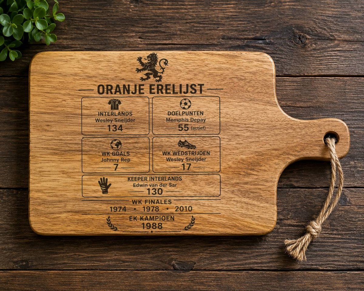 Nederlands Elftal Borrelplank met Oranje Erelijst – Gegraveerde Houten Borrelplank 18x25 cm – Voetbal Cadeau