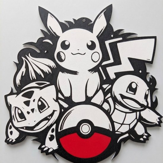 Décoration murale noir et blanc avec les Pokémon Pikachu, Bulbasaur et Squirtle autour d'une Poké Ball rouge et blanche.