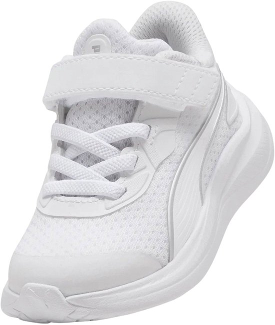Witte kindersportschoen van Puma met klittenbandsluiting, veters en gestreept logo op de zijkant.