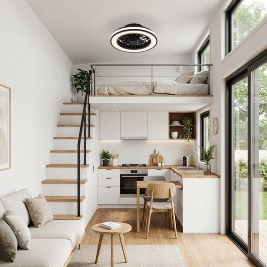 Zwarte plafondlamp met ventilator en ringvormige LED-verlichting gemonteerd in een woonkamer met vide.