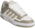Lage adidas sneaker in wit met taupe accenten, drie strepen en veters.