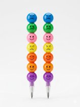 Twee potloden met stapelbare, kleurrijke emoji-kralen in paars, oranje, geel, roze, groen en blauw.
