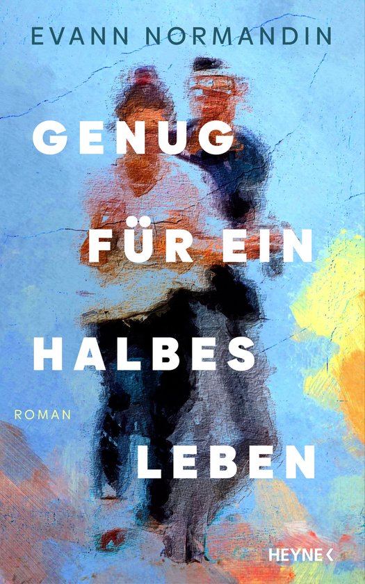Boek "Genug für ein halbes Leben" van Evann Normandin. Twee personen omhelzen elkaar tegen een blauwe, gele en rode achtergrond. "Genug für ein halbes Leben" is in grote witte letters weergegeven.
