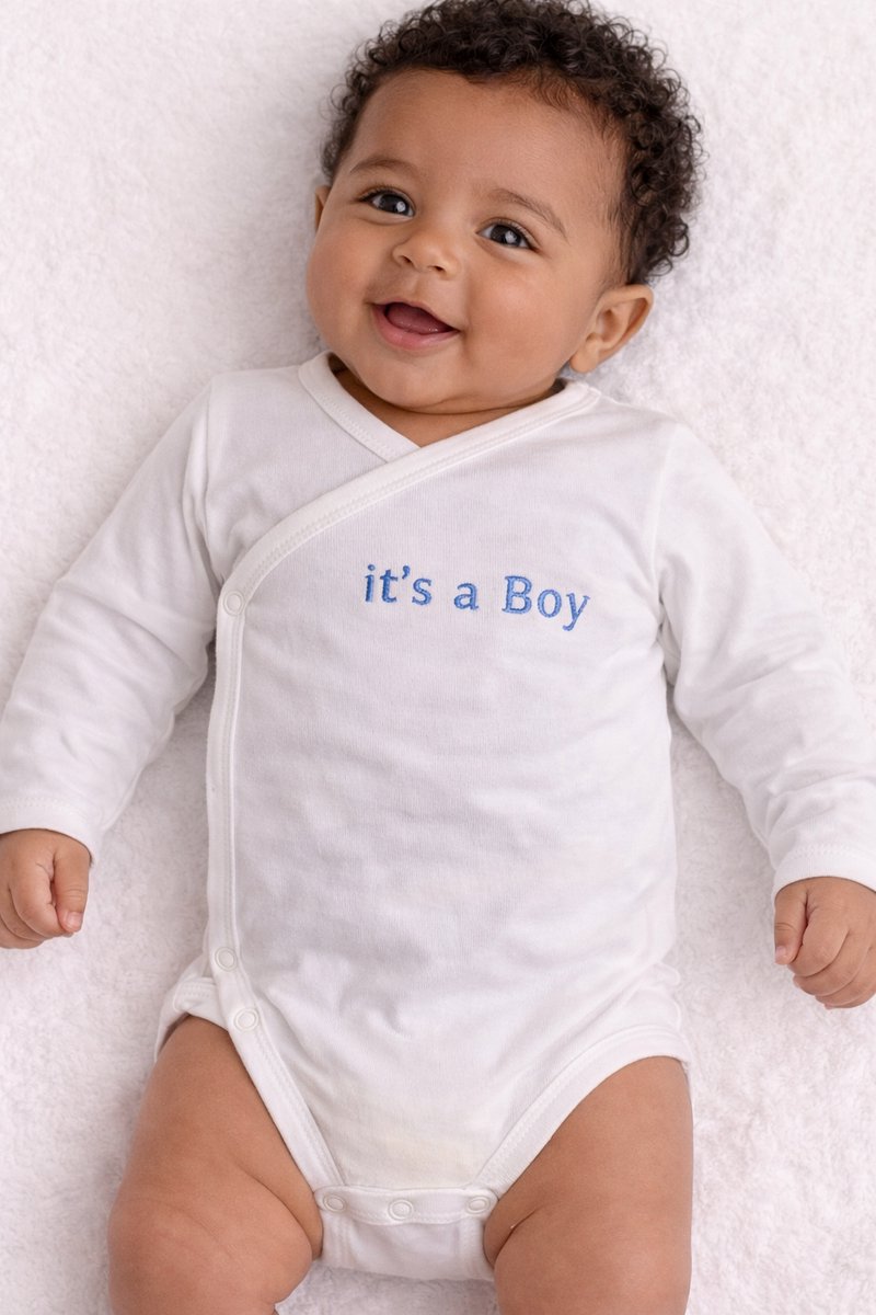 Omslag Romper Baby – it's a boy – Zwangerschap Aankondiging jongen – Geborduurd – Newborn Cadeau – Unisex / Romper zwangerschapsaankondiging – Unisex babykleding - omslagromper - 100% katoen - baby aankondiging - originele zwangerschaps reveal