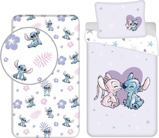 Lichtpaars dekbedovertrek met Stitch en Lilo die elkaar kussen, met sterren en hartjes. Kussensloop met Stitch en Lilo, met hartje. Laken met Stitch en bloemenmotief.