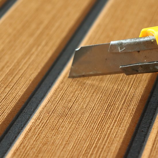 TeakFoamShop – Tapis de bateau en mousse de teck EVA Pro Series – Revêtements de sol autocollant Premium Bateaux – 240 x 60 cm – Marron clair avec lignes noires – Durable et Luxe , antidérapant