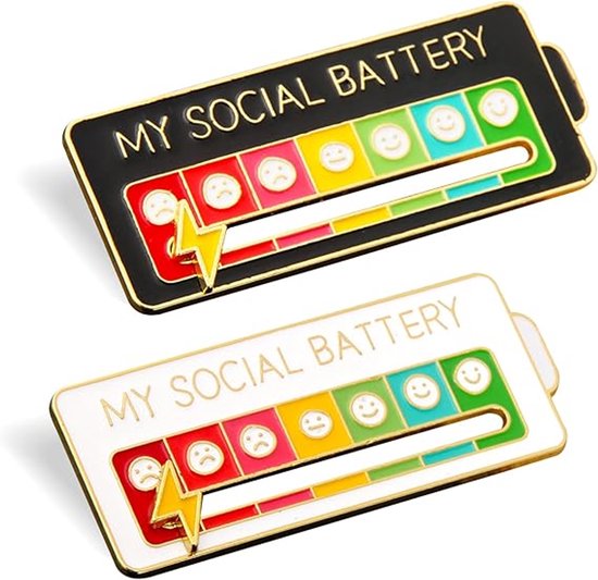 Deux badges 'Social Battery', noir et blanc, avec un curseur pour indiquer l'humeur avec des visages.