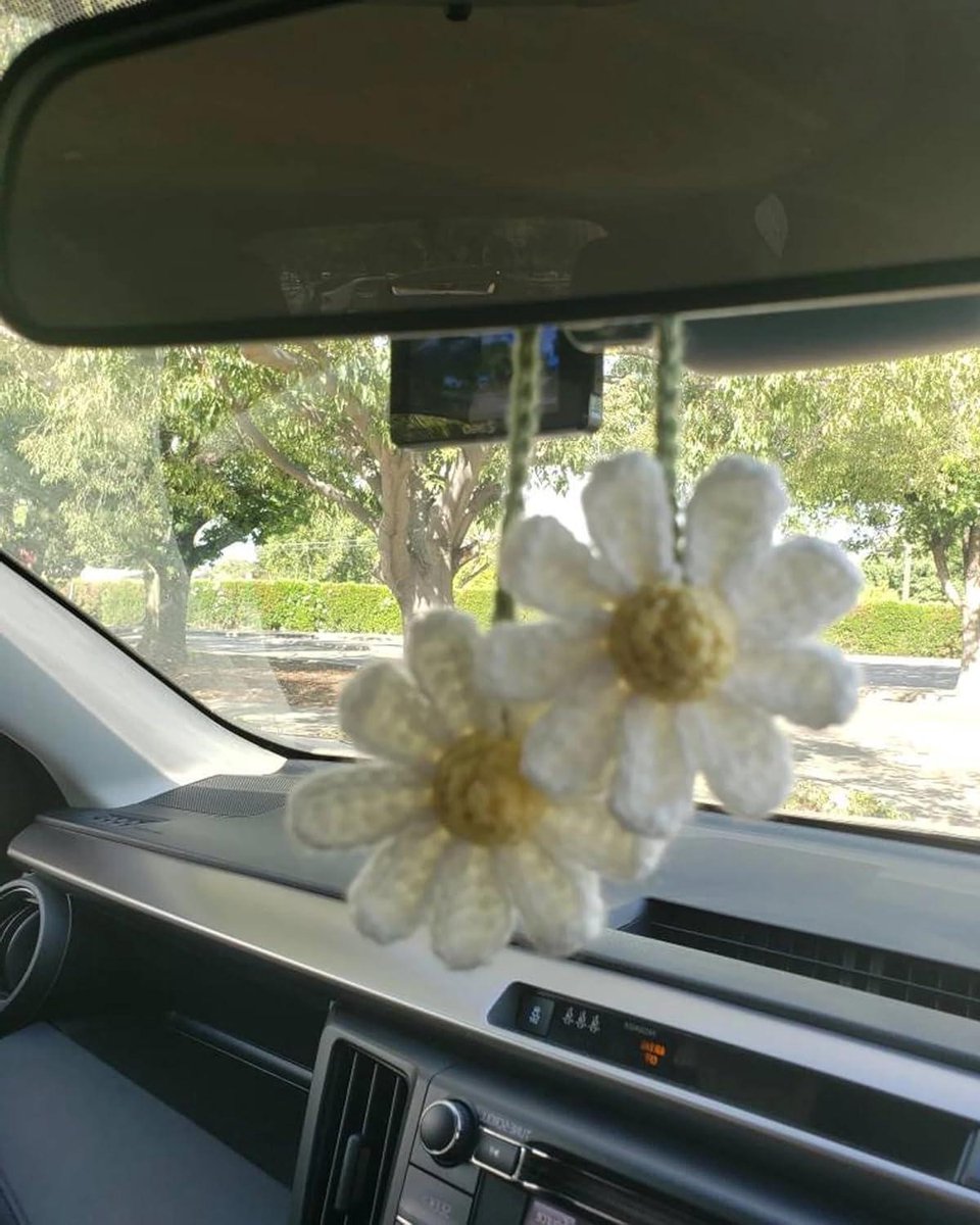 Gehaakte madeliefjes auto-accessoires voor vrouwen schattige achteruitkijkspiegel hangende bedels handgemaakte madeliefje bloem geschenken voor gehaakte liefhebbers auto decoratie auto-interieur