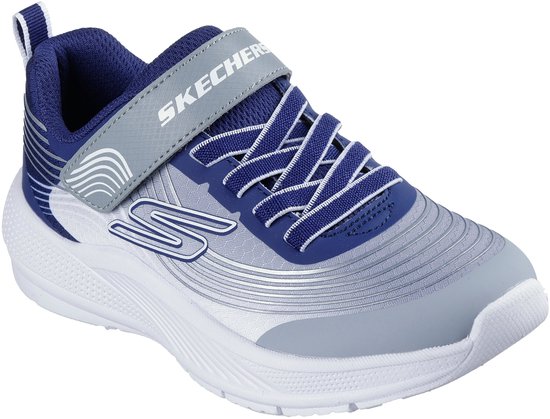 Blauwe en grijze sneaker met witte zool, klittenbandsluiting en zilveren lijnen op de zijkant.