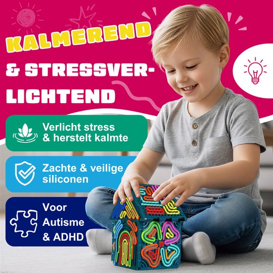 Een jongen speelt met een huisvormig fidget speelgoed, met teksten over kalmerende en stressverminderende effecten.