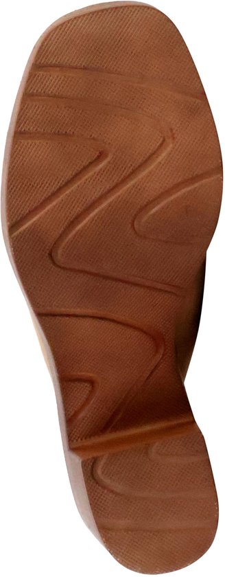 Semelle d'une mule en suède beige clair avec semelle compensée et talon bloc en bois. Semelle à crampons.