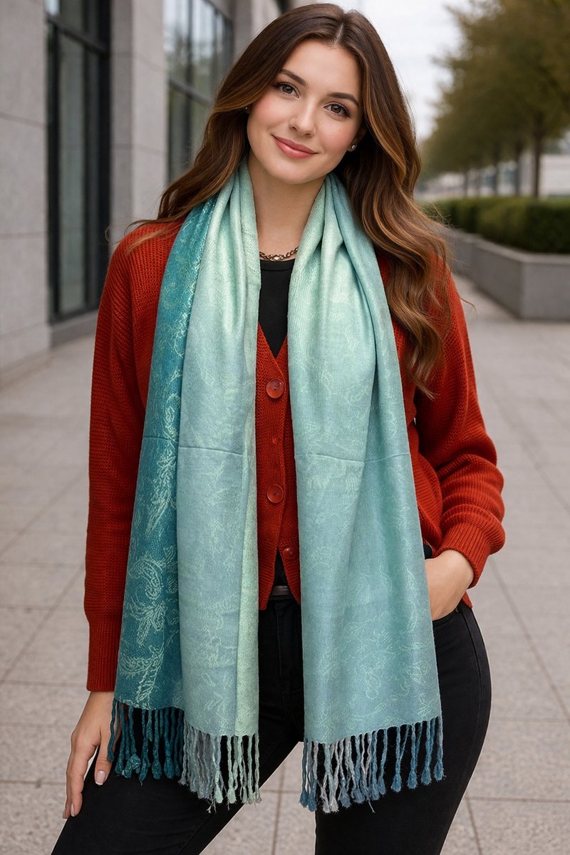 Pashmina Sjaal Dames – Luxe Paisley Sjaal – Zachte Warme Omslagdoek – Elegante Dames Sjaal met Franjes – Fijn geweven trendy Sjaal- Tweezijdige omslagdoek – Verkrijgbaar in Verschillende Kleuren 212/6- Blauw met grijs, lichtblauw details