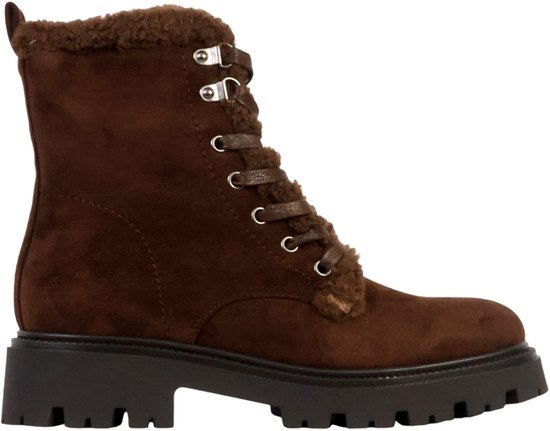 Bruine enkelbootie met veters, zilverkleurige veterogen en een harige voering.