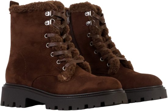 Paar bruine veterschoenen met een zachte harige rand en dikke zolen.