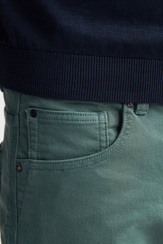 Detail van de zakken en leren label van een groene slim fit stretch denim shorts.