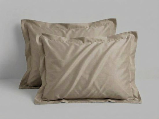 Deux taies d'oreiller taupe en satin de coton, avec volant.