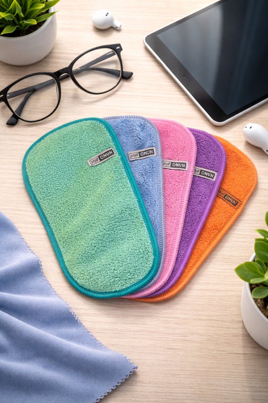 Quatre lingettes Nanoplus pour lunettes en vert, bleu, rose et violet, avec une paire de lunettes, des écouteurs et une tablette.