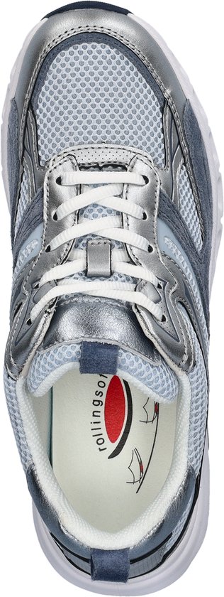 Topaanzicht van een lichtblauwe Gabor Rollingsoft sneaker met zilveren overlays en witte veters.