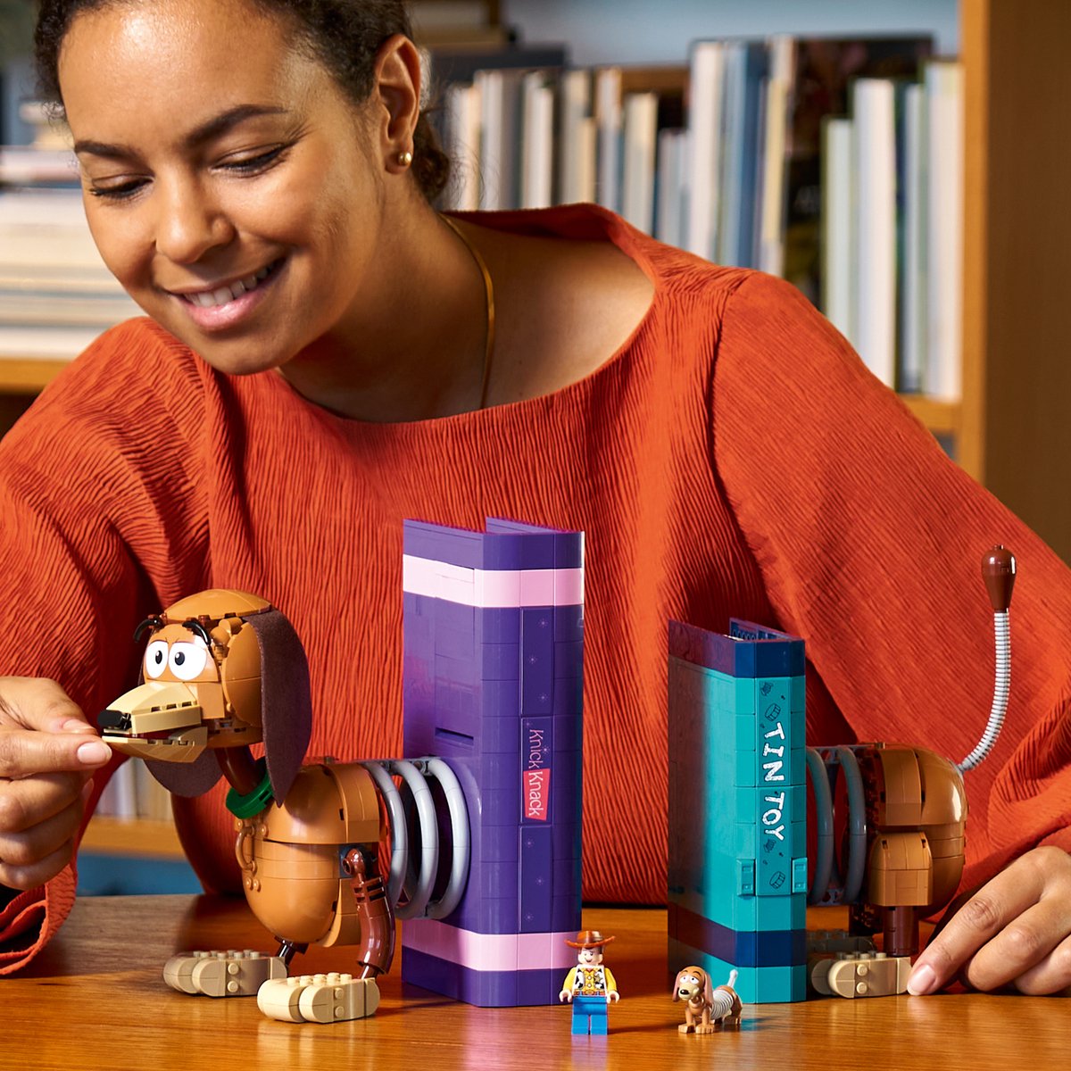 LEGO Disney en Pixar Toy Story Slinky Hond Boekensteunen Bouwpakket voor Volwassenen - 43301 – foto 4
