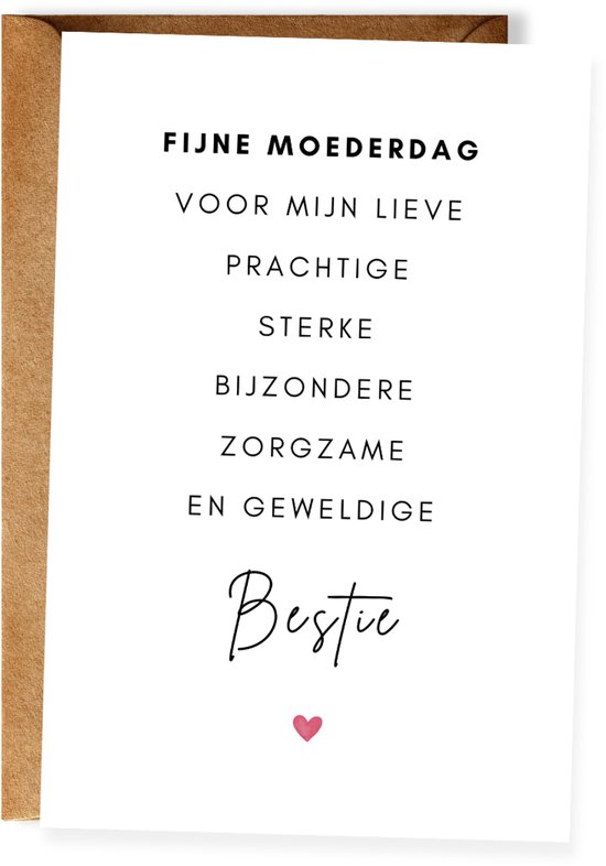 Witte wenskaart met zwarte tekst 'Fijne Moederdag' en een klein roze hartje, in een bruine envelop.