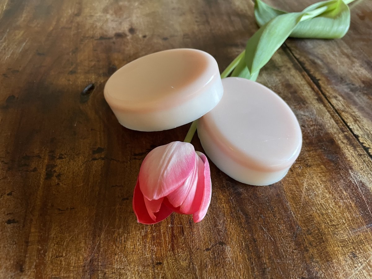 Deodorant Bar met lichte bloemengeur 80 gram Puur Natuur!! van OmAnne Prijs inclusief verzending!! Eindelijk een vaste deodorant die 100 %biologisch is en waar je maandenlang voldoende aan hebt!