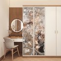Deurposter met abstracte amandelbloesem in beige tinten, op een kast in een slaapkamer met kaptafel.