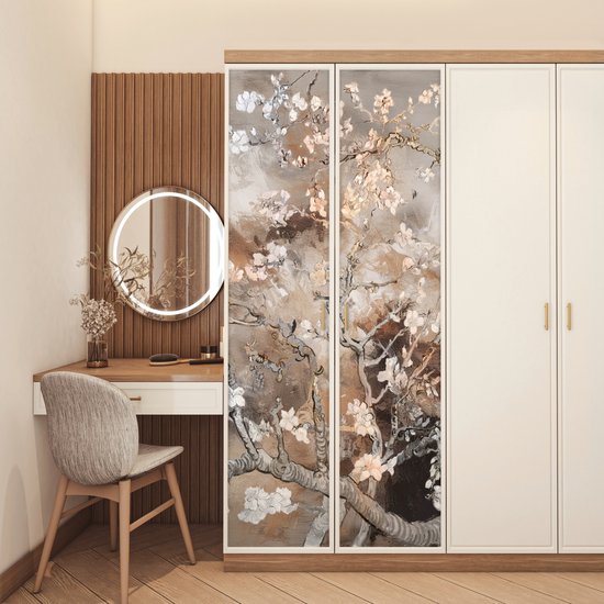 Deurposter met abstracte amandelbloesem in beige tinten, op een kast in een slaapkamer met kaptafel.
