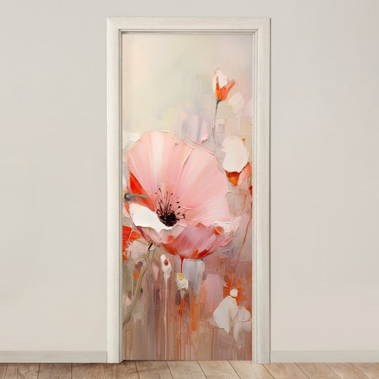 Abstract schilderij van een grote roze klaproos met rode accenten op een lichte achtergrond, op een deur.