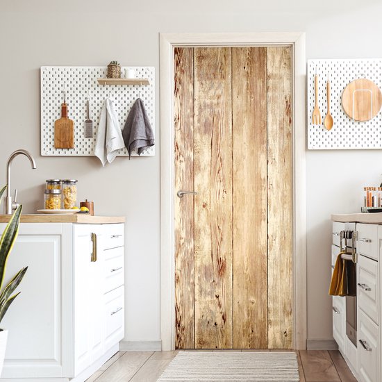 Zelfklevende deurposter met verweerde houten planken print, toegepast op een binnendeur in een keuken.