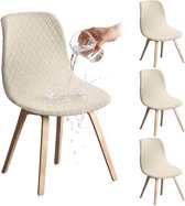 Beige stoelhoes met ruitpatroon op een stoel, met water dat erop wordt gegoten. Drie andere stoelen met dezelfde hoes staan ernaast.