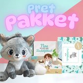 Een grijze wolfknuffel staat naast een boek over zindelijkheidstraining. Op de achtergrond een 'Pretpakket' met blauwe en roze letters.