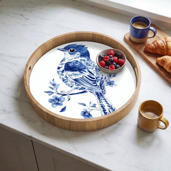 Rond houten dienblad met Delfts blauw vogeldecor, met fruit en koffie.