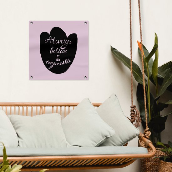 Tuinposter 50x50 cm - Tuindecoratie Always believe in the impossible - Roze - Spreuken - Quotes - Poster voor in de tuin - Buiten decoratie - Schutting tuinschilderij - Tuindoek muurdecoratie - Wanddecoratie balkondoek