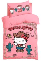 Lichtroze dekbedovertrek met Hello Kitty in westernstijl, omringd door cactussen en touwen. Op de kussensloop staan ook cactussen en Hello Kitty.