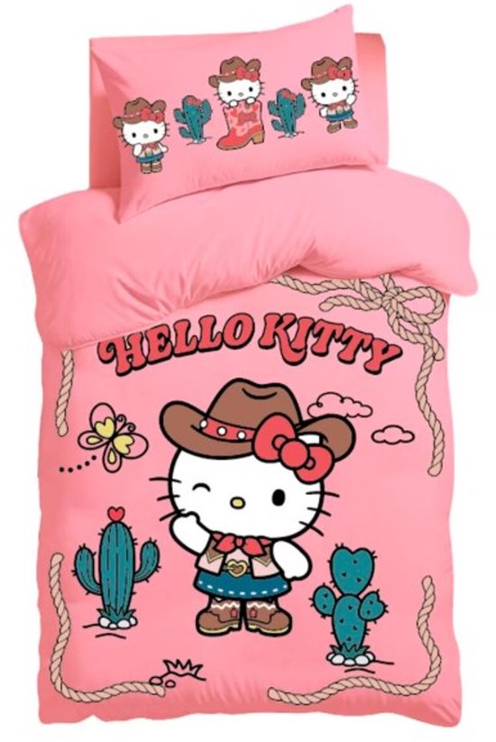 Lichtroze dekbedovertrek met Hello Kitty in westernstijl, omringd door cactussen en touwen. Op de kussensloop staan ook cactussen en Hello Kitty.