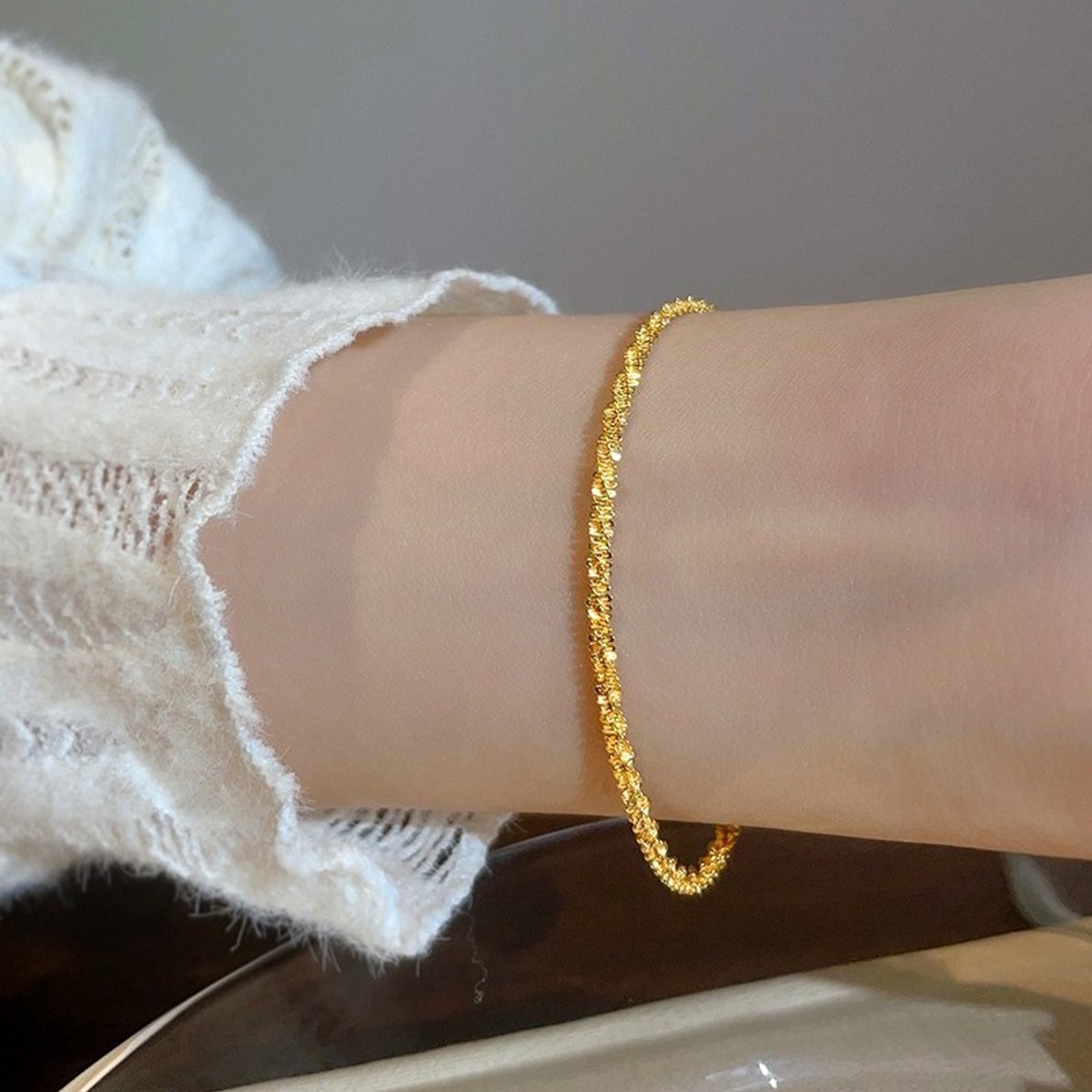 Helin Life damesarmband – goudkleurig – modieuze sieraden – cadeau voor vrouwen, moeders of vriendinnen – Italiaanse armband met bloemmotief | – licht luxe, exclusief en stijlvol