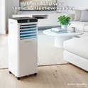 Witte mobiele airco met 10.000 BTU voor snelle, effectieve koeling in een lichte woonkamer.
