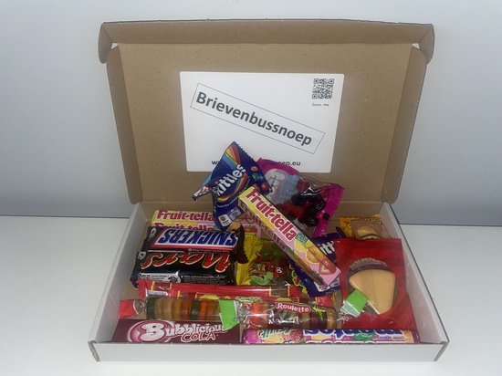 Doos met diverse snoepjes, o.a. Skittles, Snickers en Fruit-tella. Met "Brievenbussnoep" label.
