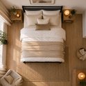 Overzicht van een zwart metalen bedframe in een slaapkamer met wit beddengoed, beige plaid en nachtkastjes.