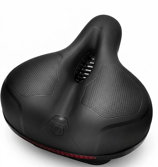 Zwart fietszadel met geperforeerde gripzones, ventilatiekanaal en rode achterlichtstrip.