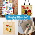 Collage van vier tassen met verschillende patronen: gebouwen, paddenstoelen, fruit en honden. Tekst 'Hoe pimp jij jouw tas?'