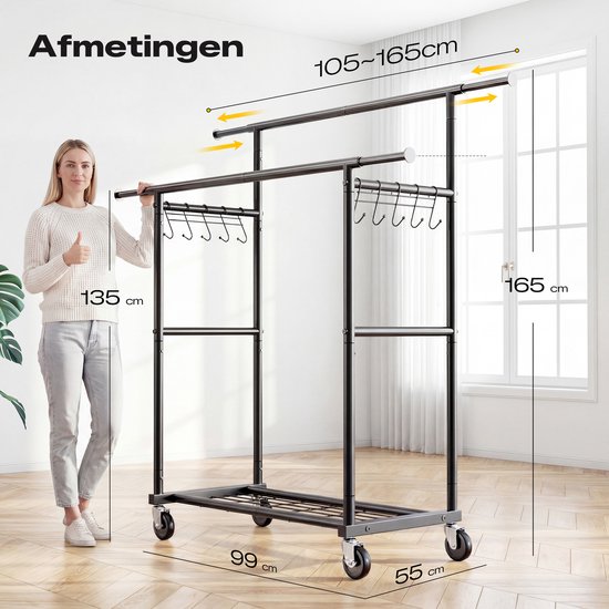 Vrouw poseert bij een zwart kledingrek. Afmetingen 105-165 cm breed, 135-168 cm hoog.