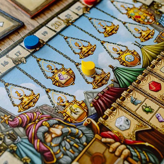 Detail van het spelbord met gouden lampen aan kettingen en een getekende tovenaar.