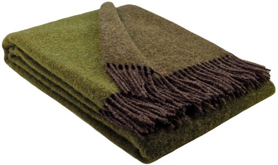 Gevouwen olijfgroene en bruine wollen plaid met franjes op witte achtergrond.