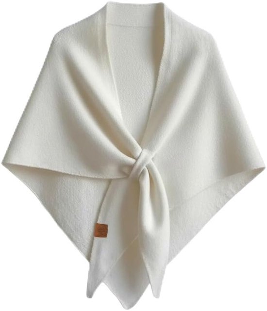 Witte gebreide omslagdoek met een knoop aan de voorkant, geïsoleerd op een witte achtergrond.